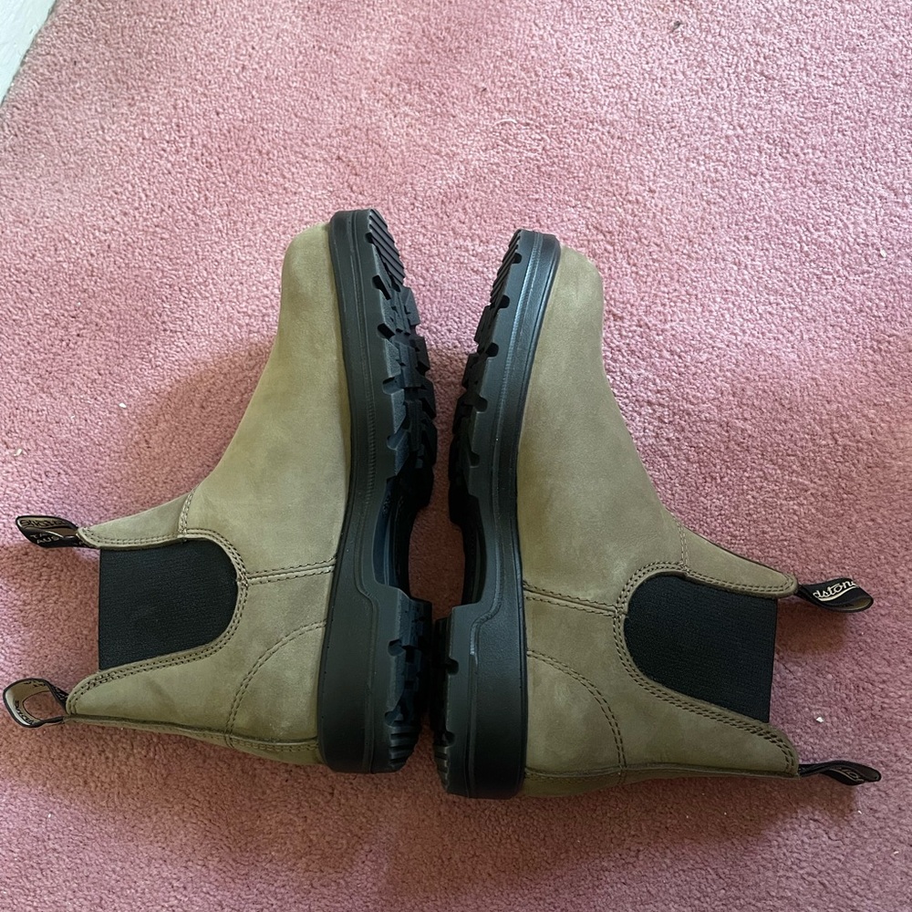 NWOT Blundstone Chelsea Boots